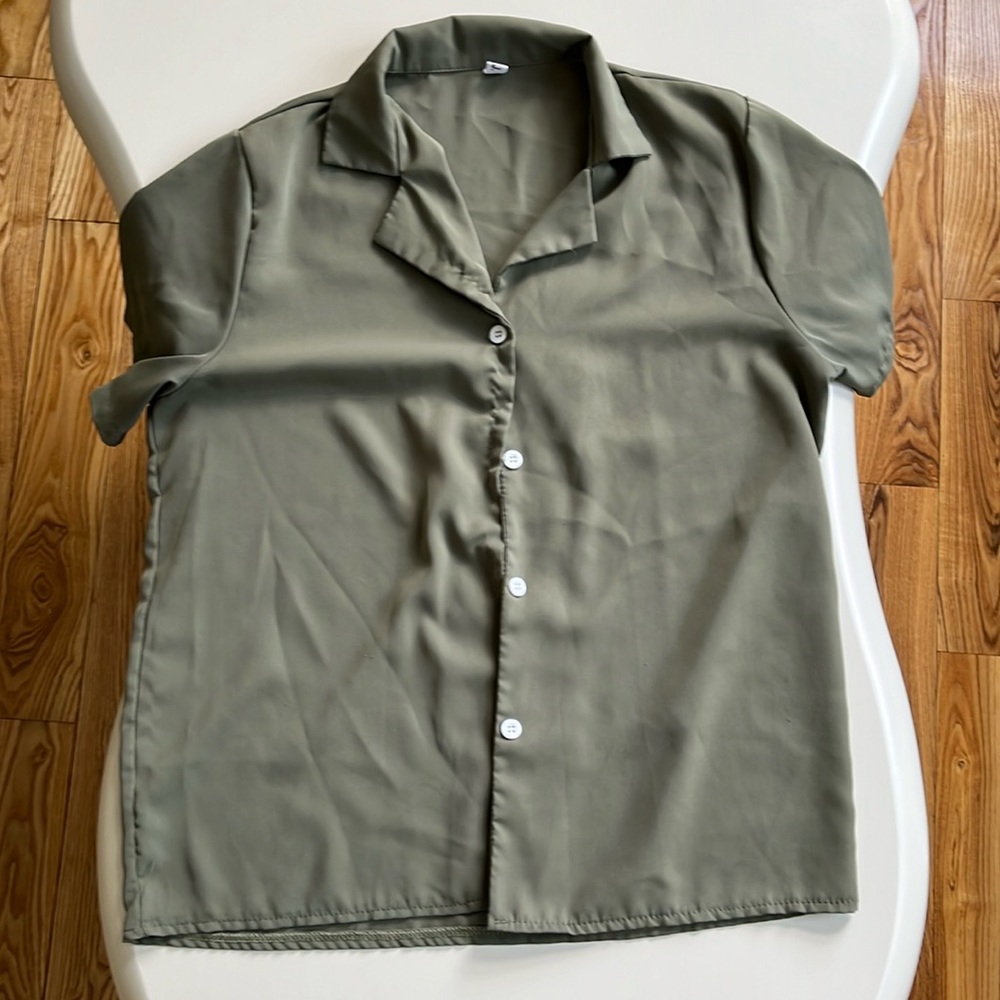 Olive green short sleeve button down with white buttons. Size small